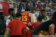 男篮热身赛惊魂一刻：周琦意外受伤痛苦倒地，队友揪心队医紧急治疗