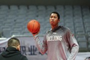 京城篮球浪子的欢快序曲：方硕赛前搞怪瞬间