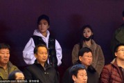 齐鲁冬夜暖意融，丁彦雨航女友与睢冉妻子场边细语成风景