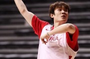 中国男篮红队赛前练兵 丁彦雨航细腻勾手技艺惊艳全场