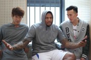 天津荣钢男篮新赛季写真上演欢乐颂 活宝外援霍尔曼引爆笑不断