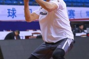 肌肉线条彰显领袖本色，广东宏远赛前备战阿联状态轻松
