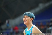 蓝发少年与内线长城：十年前那场画风清奇的篮球热身赛