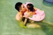 泳池里的超级英雄：孙悦与“小月亮”的温馨父女时光