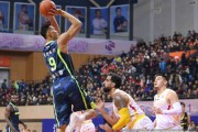 粤篮战纪：阿联领航，宏远众将在激战中砥砺前行