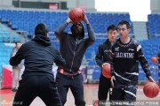 中国男篮职业联赛第十九轮前瞻：辽宁衡润队训练备战 兰多夫发型随意似邻家大男孩