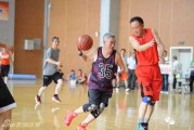 铁岭杜兰特驰骋球场！赵本山与NBA扣篮王过招，郭艾伦合影见证忘年交
