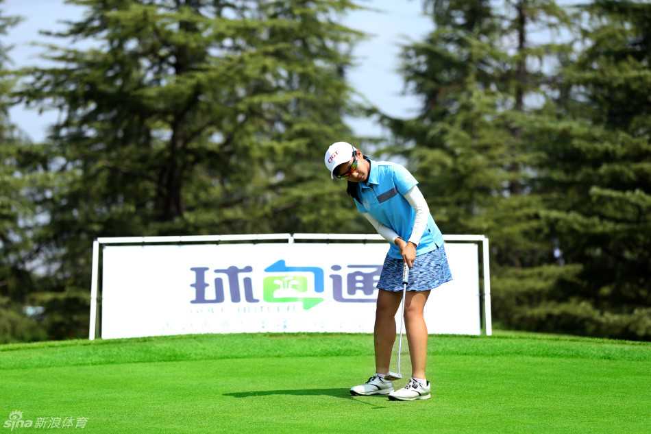 果岭上的友谊之战:海峡两岸高尔夫选手竞技交流纪实 中华台北队选手在明媚阳光下并肩而立,蓝色队服与碧绿球场交相辉映,展现出团队凝聚力