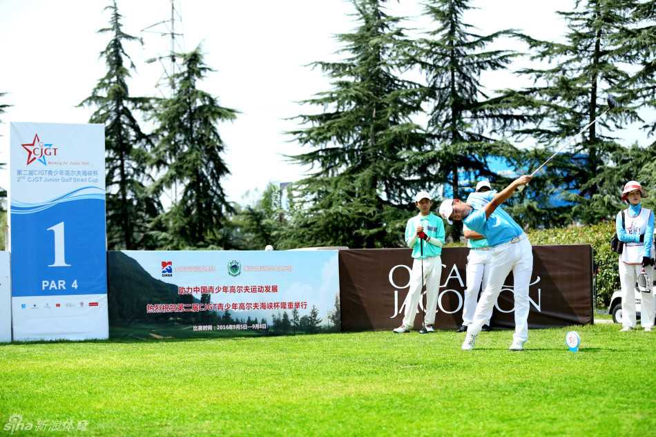 果岭上的友谊之战:海峡两岸高尔夫选手竞技交流纪实 选手与队友默契击拳,紧握的拳头传递着信任与鼓舞,阳光将他们的身影拉出长长的剪影