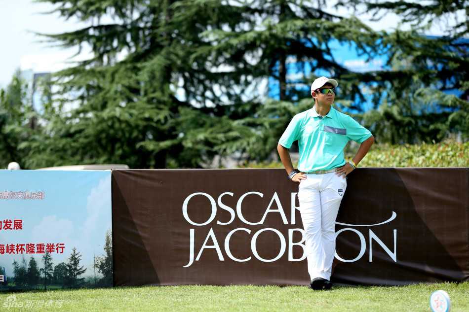 果岭上的友谊之战:海峡两岸高尔夫选手竞技交流纪实 球员完成挥杆后优雅收杆,身体形成完美平衡,目光追随着空中小白球的轨迹