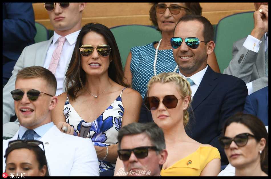 高尔夫名将弗利特伍德专注地观看温网比赛，神情投入