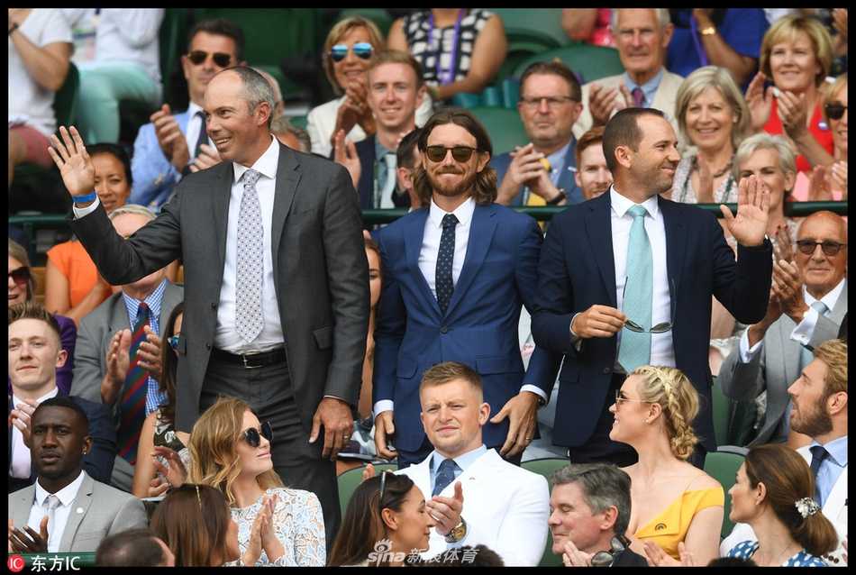 加西亚与丈夫在温网看台亲密交谈，两人面带微笑，神情放松