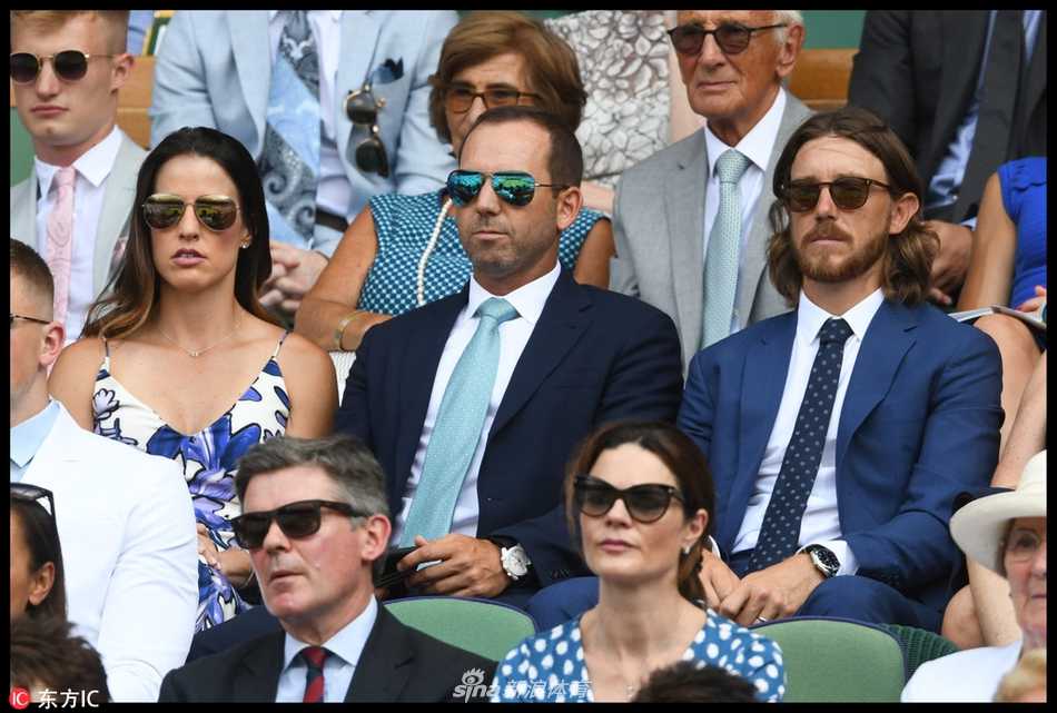 加西亚侧身与弗利特伍德轻松交谈，两人气氛融洽