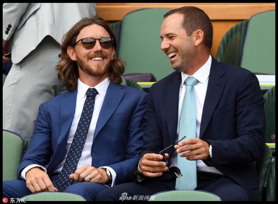 加西亚与库查尔等人一同坐在看台上，全神贯注于场内的网球比赛