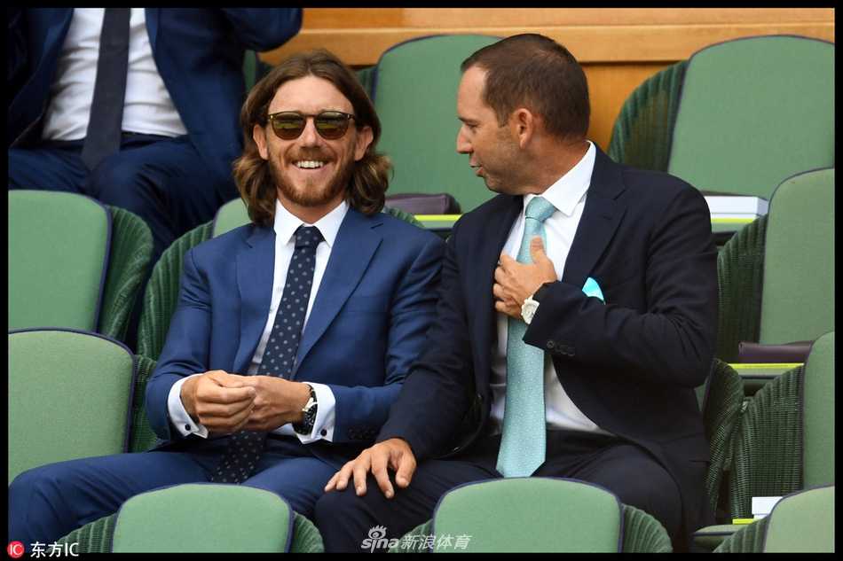 加西亚面带优雅微笑，与身旁的友人分享观赛感受