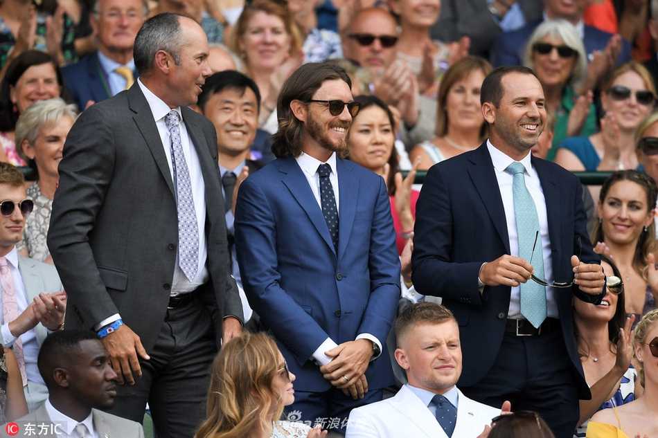 镜头捕捉下加西亚与弗利特伍德开怀一笑的瞬间，尽显观赛的愉悦