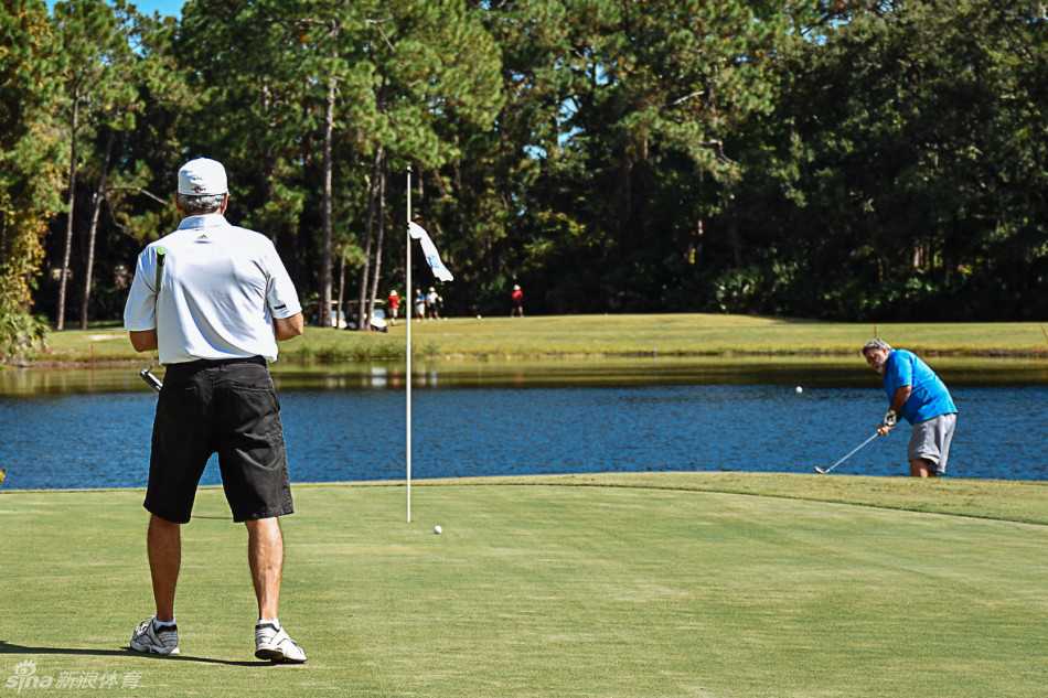 果岭上的激情与友谊 球友们在比赛开始前于出发台前精神抖擞地合影留念