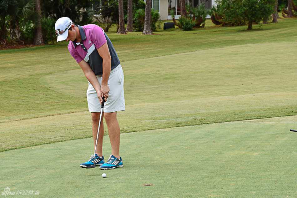 果岭上的激情与友谊 比赛紧张进行中,球员在球道上仔细斟酌下一杆的选杆与策略