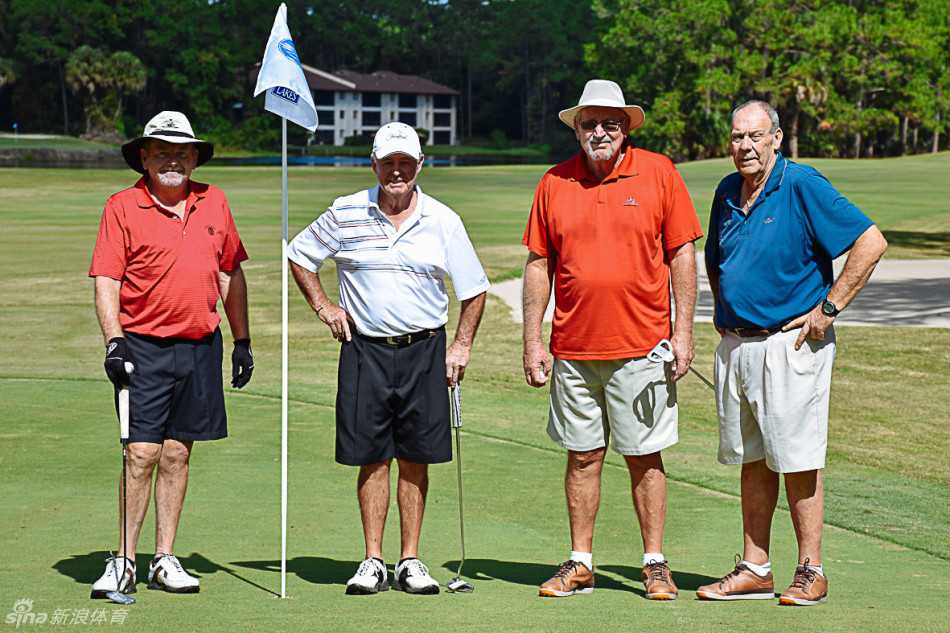 果岭上的激情与友谊 夕阳下,球友们高举奖杯,在果岭旁畅饮庆功酒,欢声笑语不断