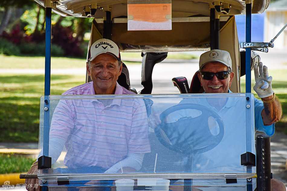 果岭上的激情与友谊 球员在果岭上进行试推,寻找手感与果岭速度