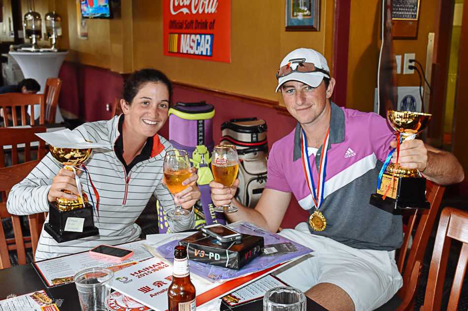 果岭上的激情与友谊 蓝天白云下,海南公开赛的果岭旗在微风中飒飒飘扬