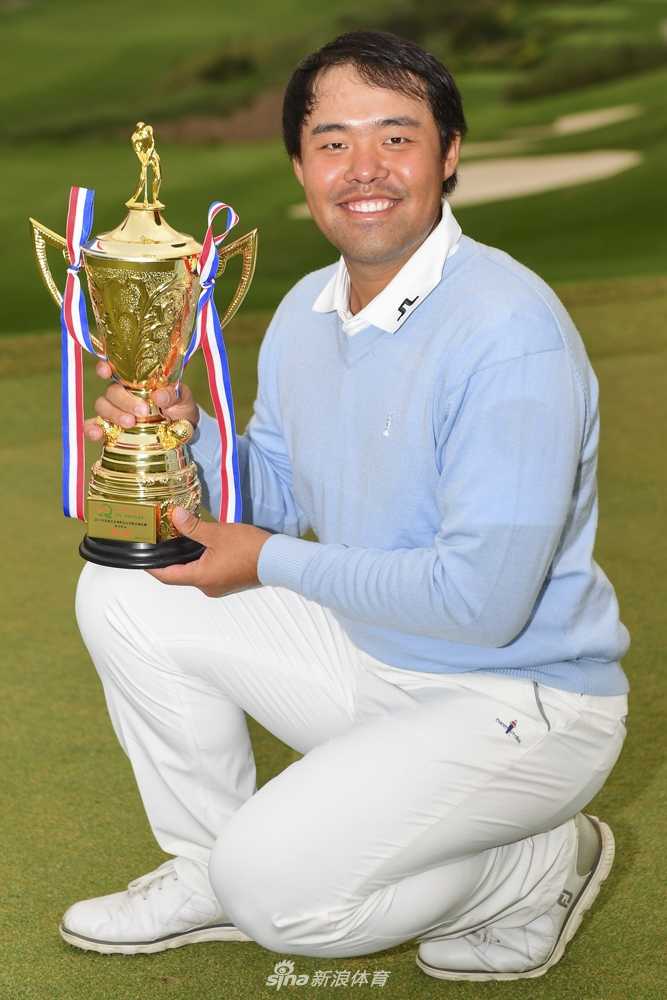 张进与马成姚在颁奖仪式上共同举起奖杯，尽管历经苦战，两人脸上都洋溢着对高尔夫运动的纯粹热爱