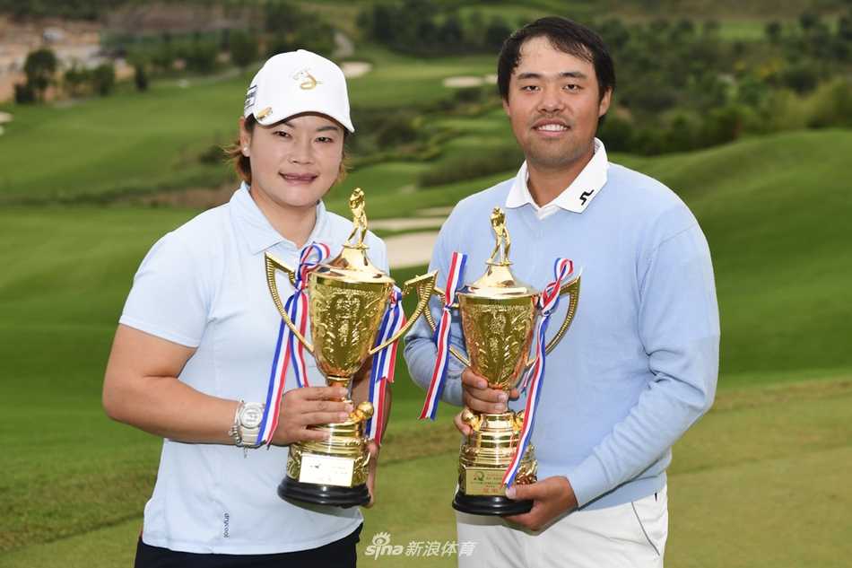 参赛的职业与业余球员们齐聚一堂，在美丽的球场背景下留下洋溢着笑容的大合影