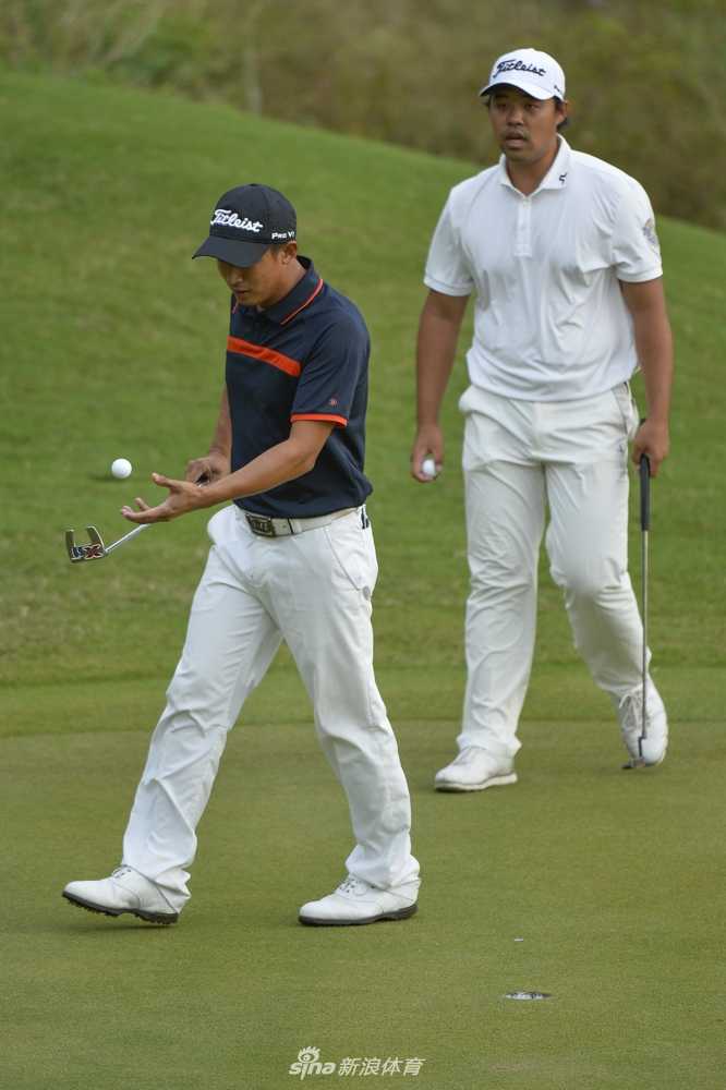 曹一、施开彦等球员在赛场上潇洒挥杆，白色小球在空中划出优美弧线