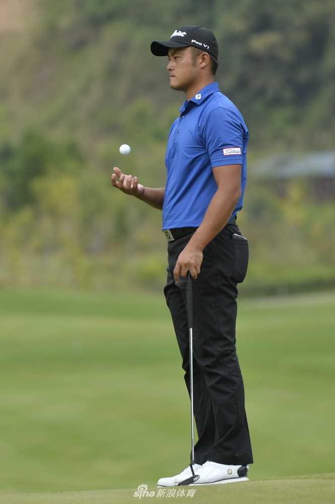 吴伟煌、吴剑扬等选手在果岭上仔细研判，共同讨论复杂的推杆线路