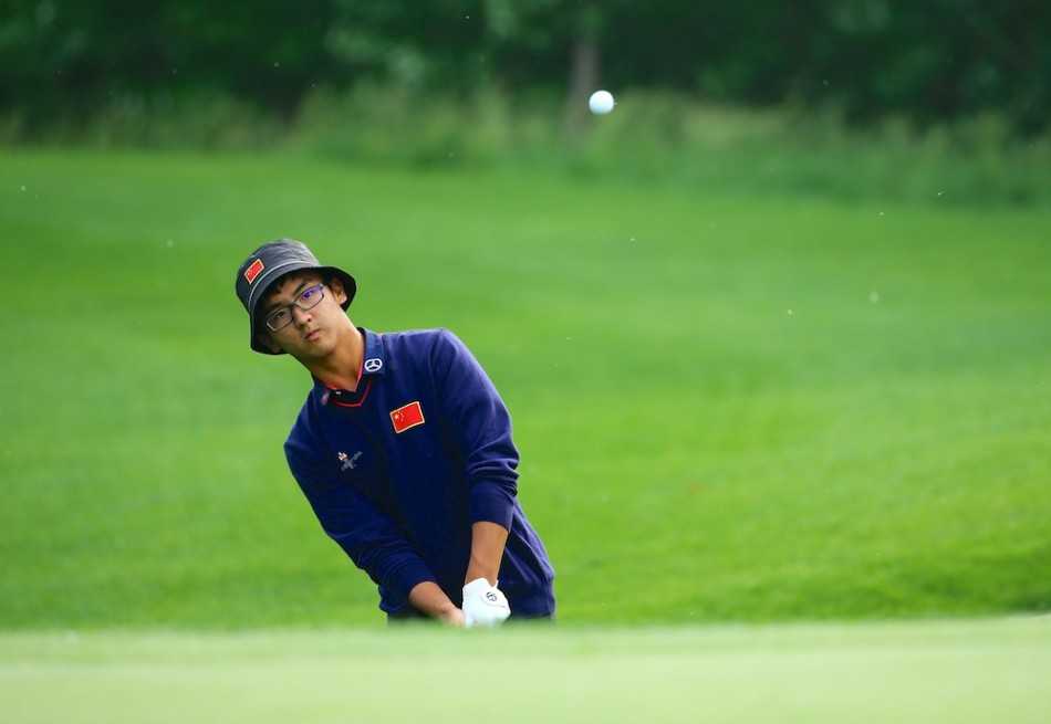 窦泽成凝神静气，完成一记精准而有力的挥杆收势，身躯在阳光下定格成充满力量的剪影。