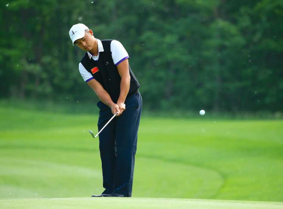 曹一俯身于果岭旁，全神贯注地观察球位与地形，准备用一次精妙的切球挽救战局。