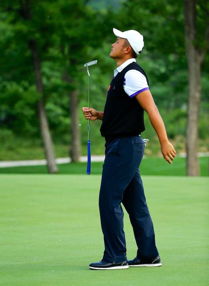 大卫·卢特鲁斯在发球台奋力开球，身体完全扭转，球杆挥出一片模糊的残影，力量与美感兼具。