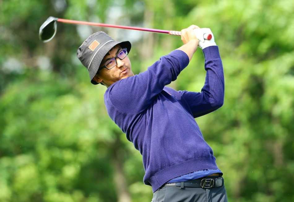 曹一在果岭上推杆失之毫厘后，神情专注地准备下一杆切击，眼神中透露出不容动摇的坚定。