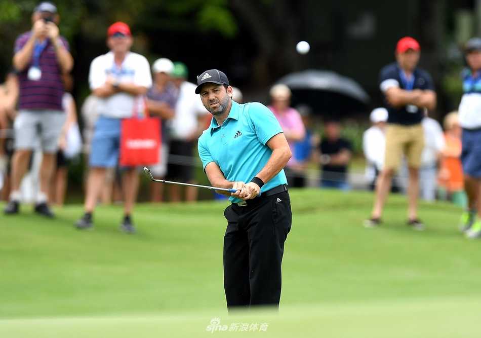 西班牙名将加西亚在澳洲PGA锦标赛首轮中优雅切球，专注凝视小白球飞向果岭。