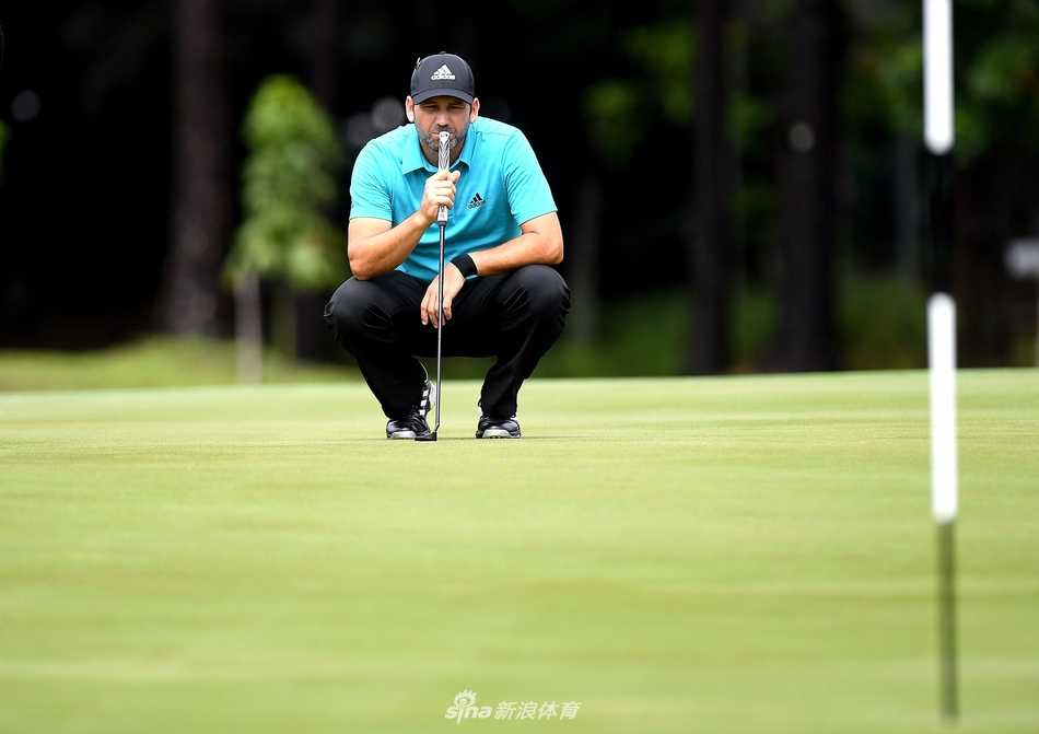 加西亚在果岭边仔细观察推击线路，眼神锐利，为关键一击做足准备。