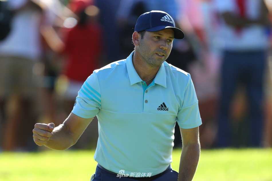 亚当·斯科特凝神屏息，在果岭上进行关键推杆，试图扭转局势。