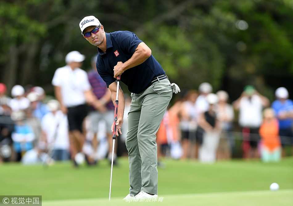 马克·利什曼与卫冕冠军哈罗德-瓦尔纳三世在球道上同行交流，阳光将他们的身影拉长。