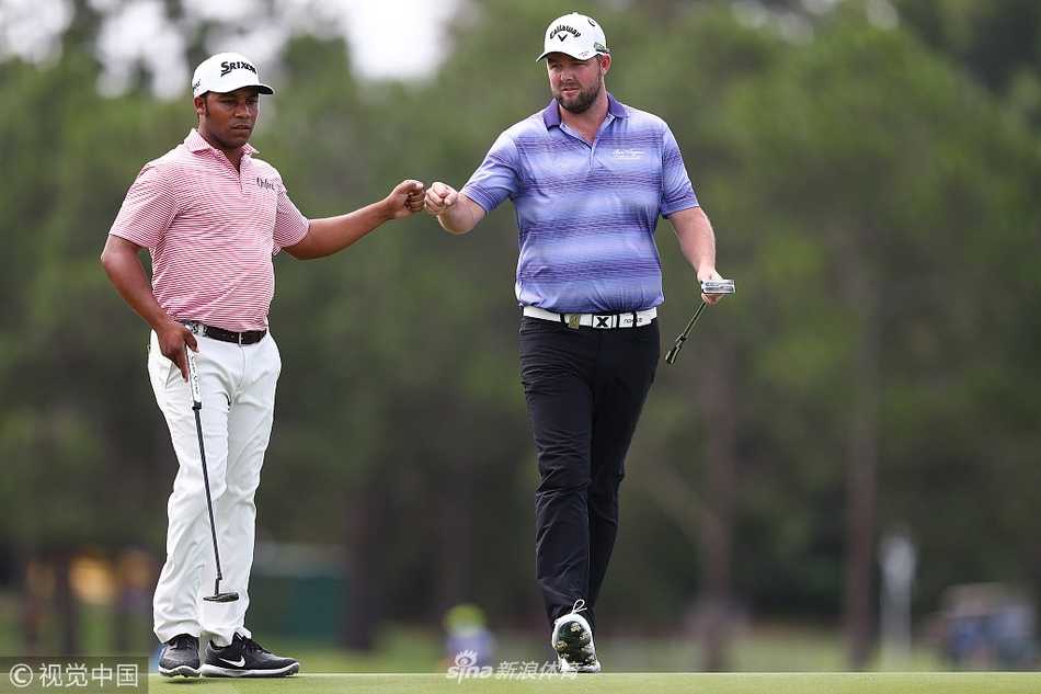 加西亚在击球后向观众席举手示意，神情自信而从容，尽显大师风范。