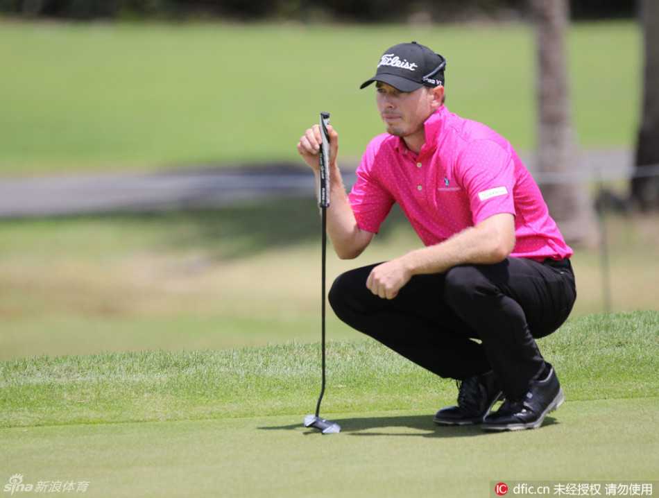 布朗森-伯古与球童并肩跪地，全神贯注地解读果岭上细微的起伏