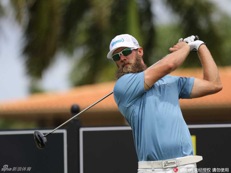 格兰姆-德莱特屏息凝神，全力挥杆，白色小球即将划破长空