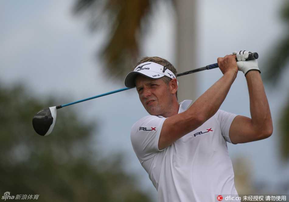 卢克-唐纳德完成挥杆，身姿挺拔定格，展现出教科书般的收杆动作