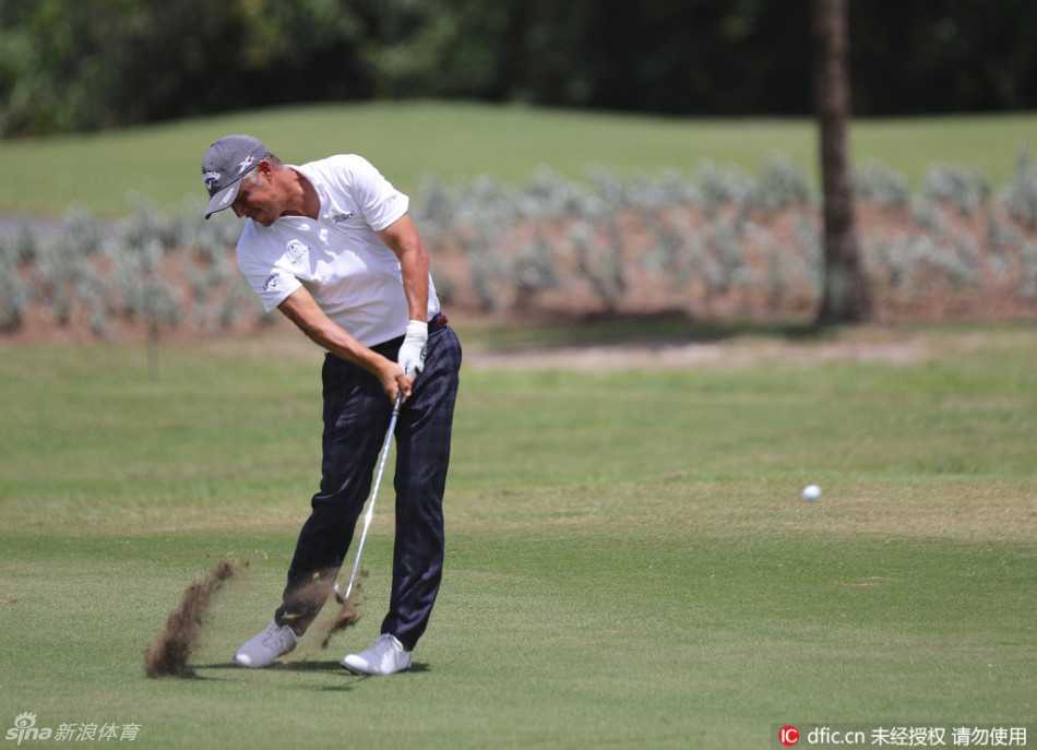 斯科特-兰利与球童并肩而行，在如画赛场上交流策略，默契十足