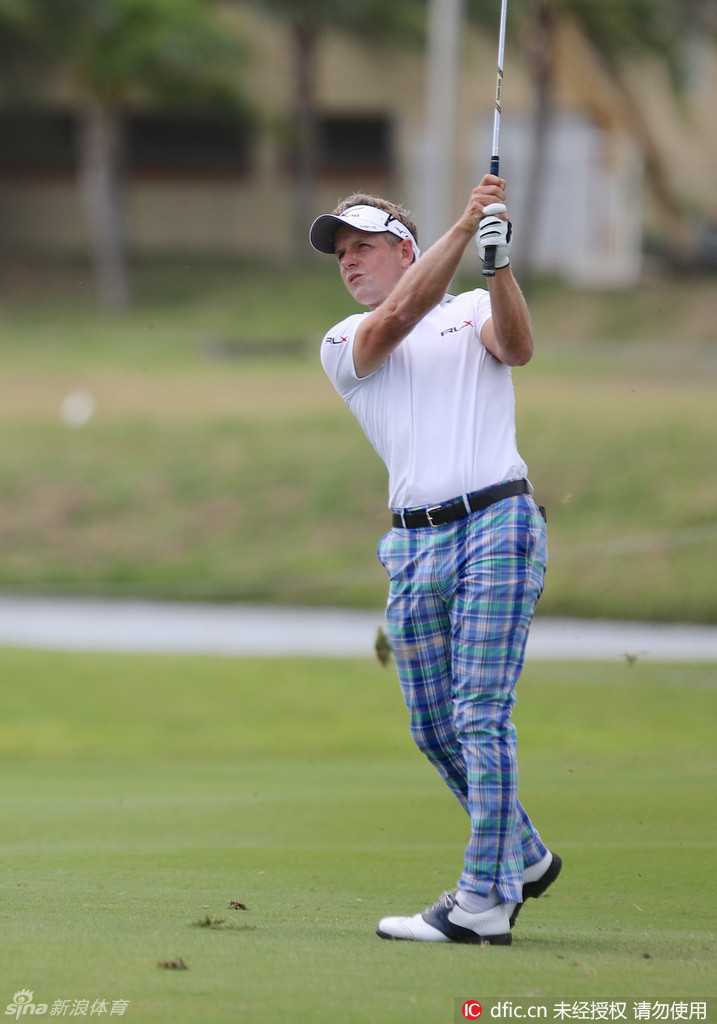 卢克-唐纳德优雅挥杆，铁杆击球瞬间力量与技巧完美融合