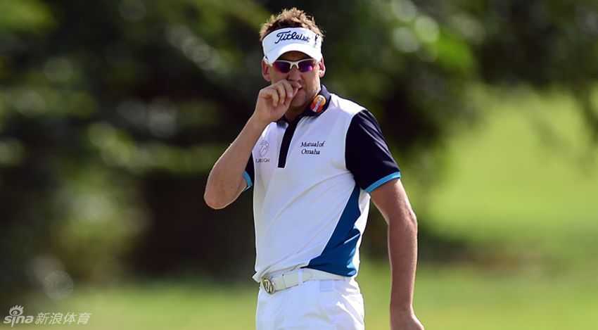 赛事志愿者面带微笑专注工作，他们是赛场边不可或缺的坚实后盾