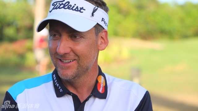 热情的观众聚集在果岭周围，翘首以盼，等待着决定胜负的精彩推杆