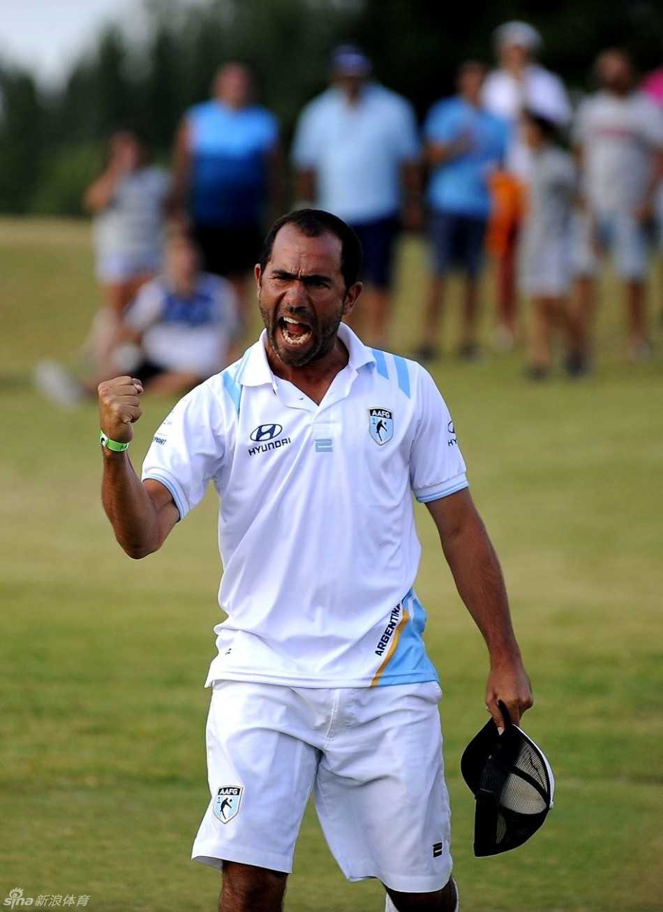 美国队后卫乔丹加速推球快攻，发动迅雷不及掩耳的反击。