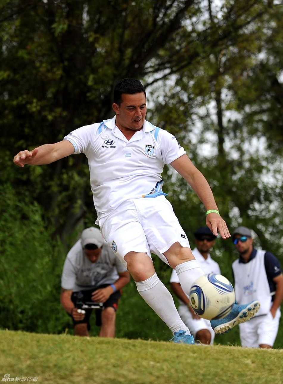 美国队沙里夫篮下强势得分后怒吼，尽显内线统治力与激情。