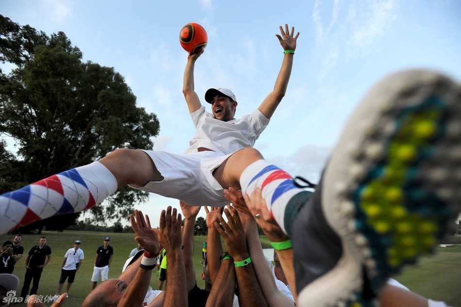 美国队球员卢西亚诺掷出边线球，精准找到队友，策动战术。