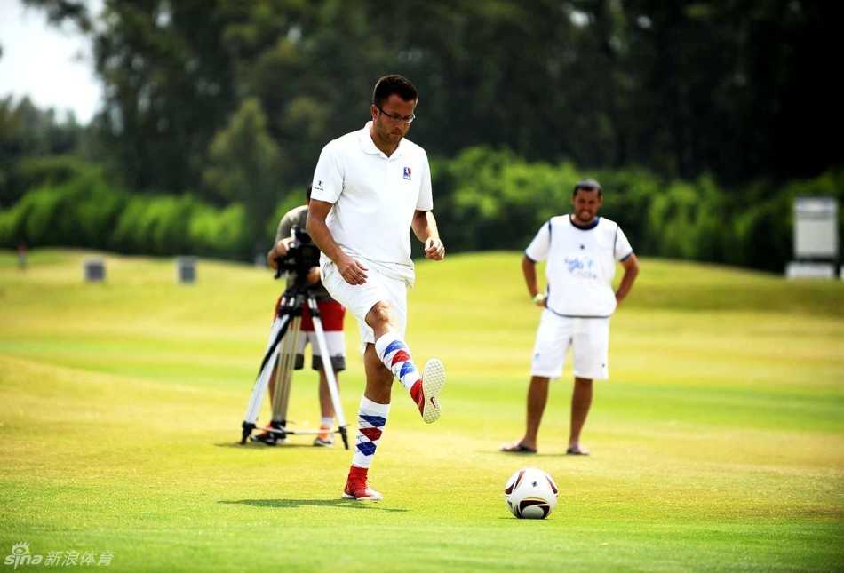 锁定胜局后，美国队全体成员在赛场中央紧紧相拥，共享荣耀时刻。