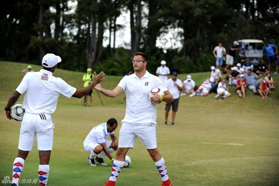 阿根廷队奥特罗与佩隆在比赛中紧密协防，试图抵挡美国队的攻势。